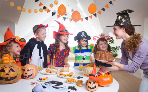 万圣节派对上的孩子们照片