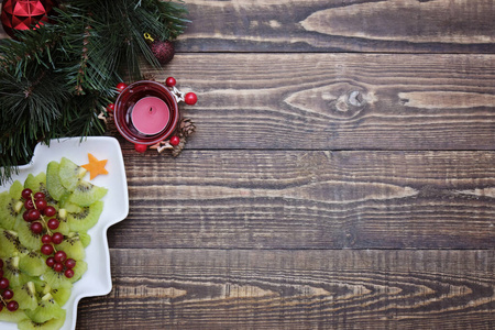 创意食用纯素圣诞树,美食艺术.儿童食品和节日餐桌.
