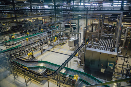 输送带管现代啤酒厂生产线,鸟瞰图.输送带,管道照片