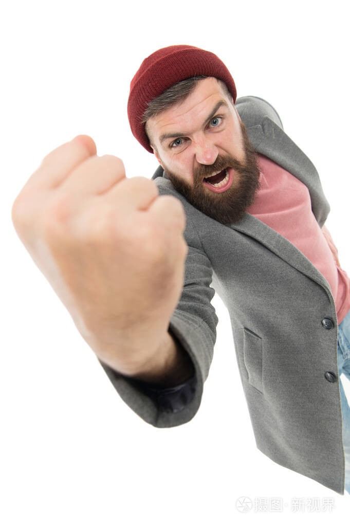 随意的和非正式的满脸胡须的男人愤怒地挥舞着拳头时尚男模穿着休闲