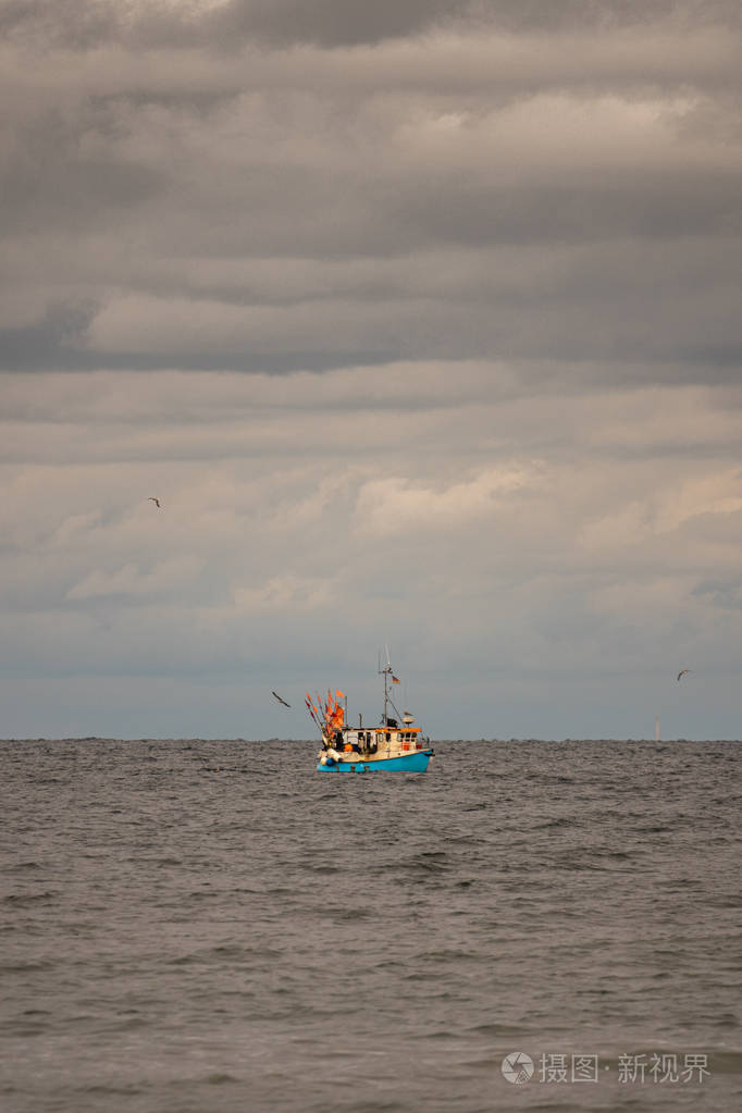 在远处的海上有一个人漂浮在小船的周围