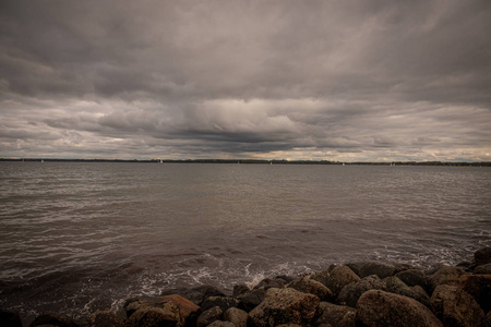 阴天的房屋图片