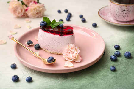 桌上蓝莓甜点盘照片