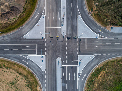 正在施工的十字路口航拍照片.从上方看新街区连接点照片