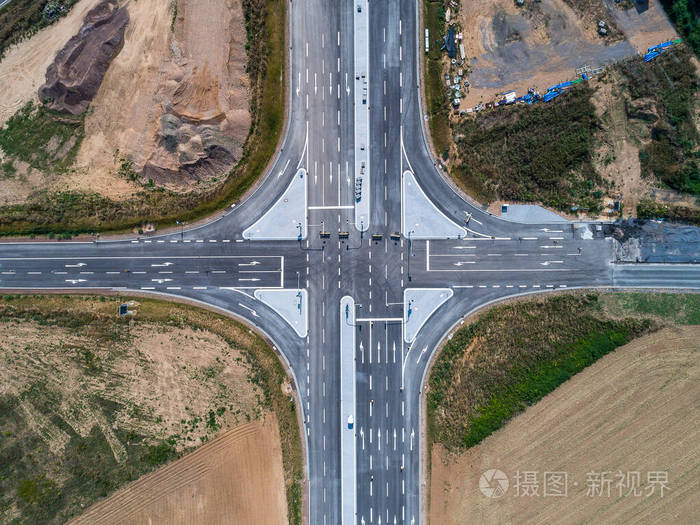 正在施工的十字路口航拍照片。从上方看新街区连接点