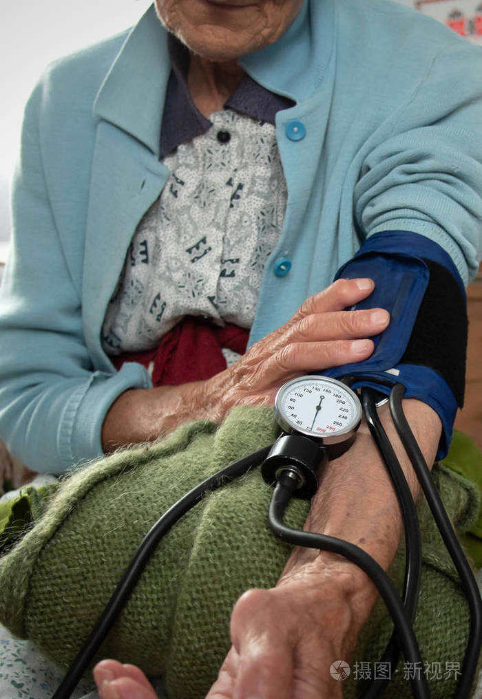 在一位老年病人身上测量血压