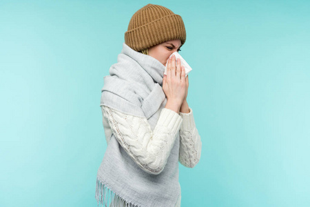 漂亮女孩冷得流鼻涕.照片