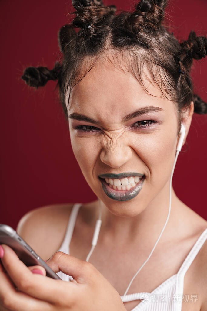疯狂朋克女孩的形象怪异的发型和黑色的唇膏