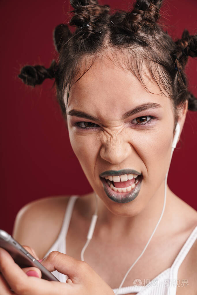 白种朋克女孩的形象奇怪的发型和深色的嘴唇