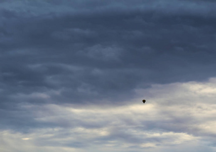 深蓝色天空中热气球的剪影图片