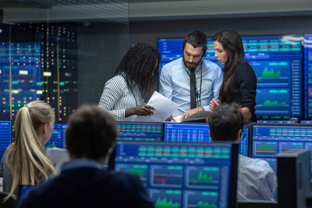 多民族交易员团队正忙着在证券交易所办公室工作.