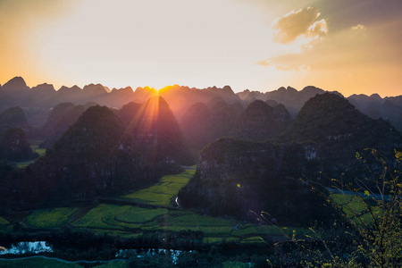 万峰林国家地理志油菜花落日图片