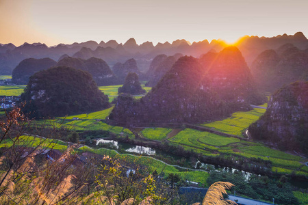 万峰林国家地理志油菜花落日图片