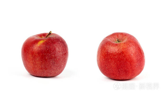 白色背景上的两个成熟的红圆苹果