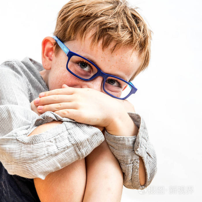 肖像可爱害羞的男孩膝盖上藏着雀斑微笑