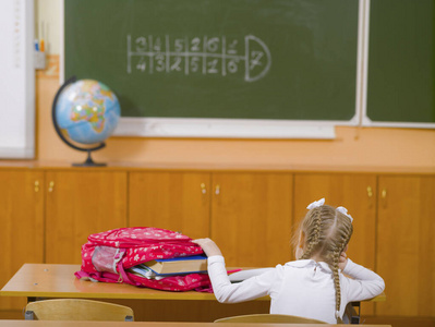 在学校上课的小女孩图片