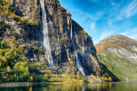 挪威峡湾上的七姐妹瀑布图片