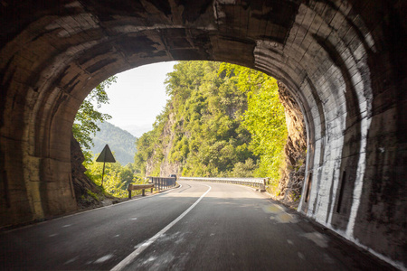 美丽山路交通隧道出口图片