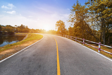 水库路道路景观水库绿树蓝天背景,橙色至照片
