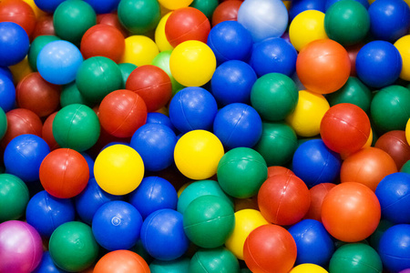 许多彩色小球的背景特写图片