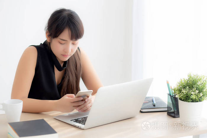 年轻的亚洲人用电脑上网