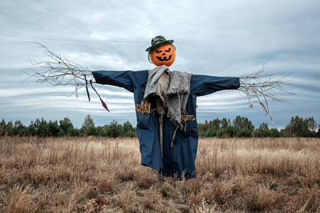 燃烧的万圣节稻草人图片