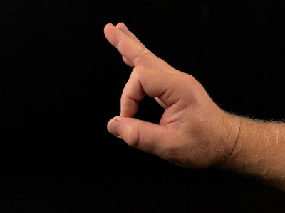 好的,在黑色背景上做手势.表示同意确认同意的手势.照片