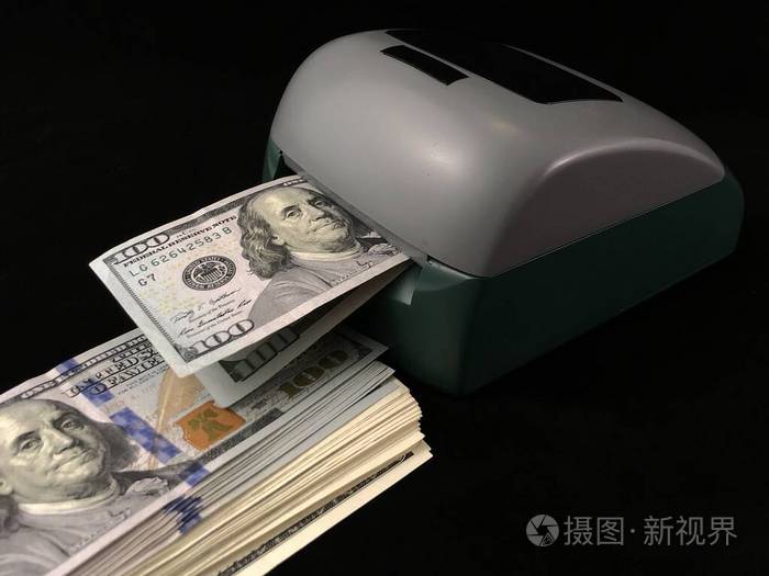 自动验钞机美元是通过这个装置来检查的一百美元的钞票和一台数钱的