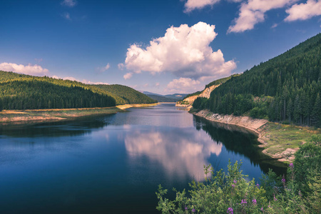 罗马尼亚喀尔巴阡山脉绿洲湖景观.照片