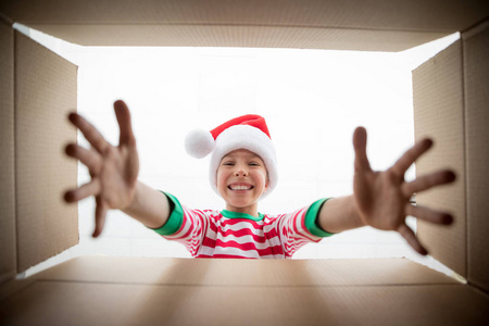 惊喜小朋友打开圣诞礼盒图片