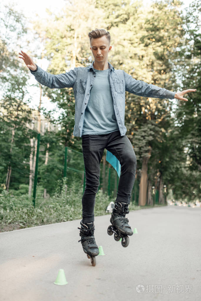 青年 赶时髦的人 鞋类 滚筒 健身 极端 运动 公园 滑冰