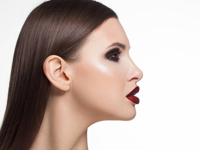 拉皮肤美女特写一个干净的皮肤和性感的特征女性脸.