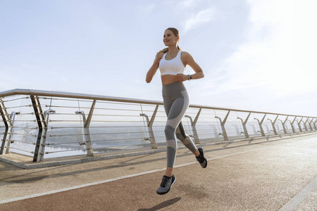 女士跑步图片