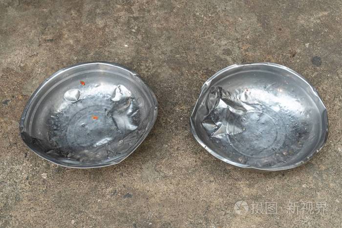 一个旧的不锈钢狗食碗