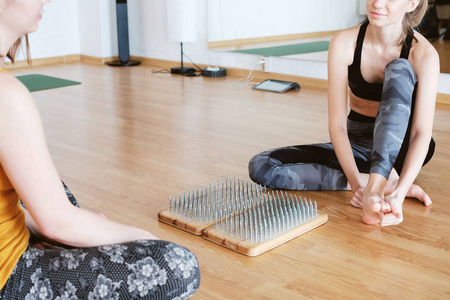 钉子精神站在钉子床上搓脚的女人照片