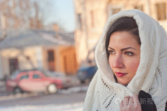 头戴白领巾的女孩女孩特写一个女人把围巾系在头上