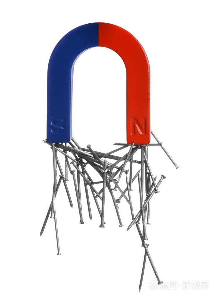 白色背景上的马蹄形磁铁吸引钉子