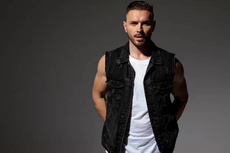 toughmanposingwithbothhandsinhispockets