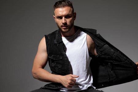 toughmanposingwithbothhandsinhispockets