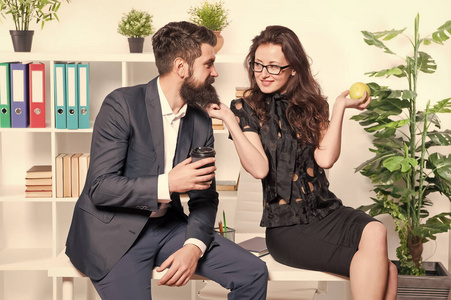 浪漫爱情只是一种无害的调情.一对浪漫的情侣在工作场所搞婚外情.