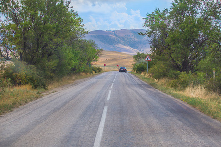 汽车在山间蜿蜒的道路上行驶图片