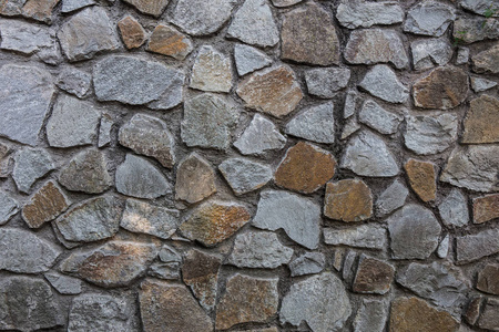 未经加工的粗糙石头砌成的石墙照片