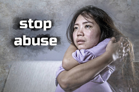 小男人蹂躏的巨大力量把握世界的手受害者,家庭暴力和虐待概念