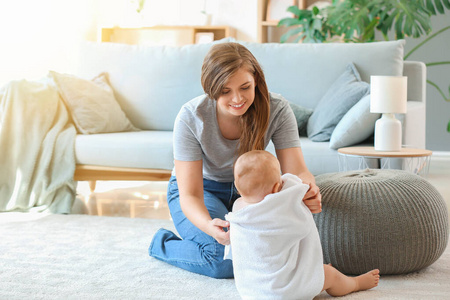 妈妈在家洗澡后给她可爱的小宝宝擦干净照片