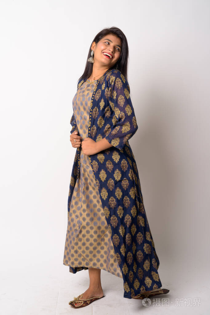 幸福的波斯年轻女子穿着传统服装大笑回首的全身照片