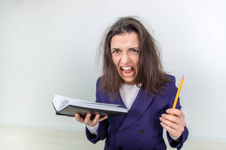 的年轻老师拿着乱蓬蓬的笔记本和钢笔,靠在摄像机前,尖叫着,神志不清