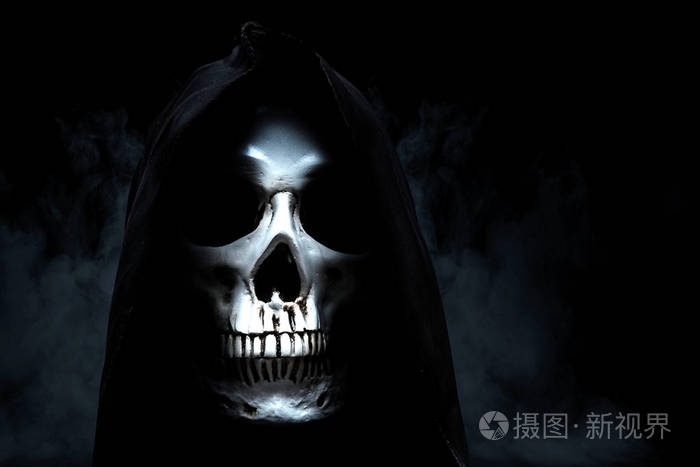 戴着黑色斗篷的骷髅头