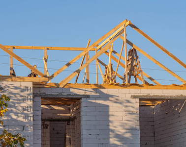 木制屋架, 白色烟囱和大喊在奢华的生态住宅, 实木复合地板和木屋架