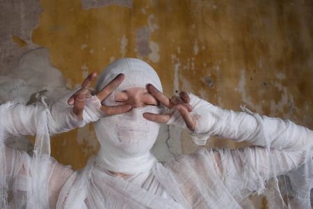 木乃伊埃及木乃伊埃莫坐在黑色的用织物包裹的古代木乃伊埃及木乃伊