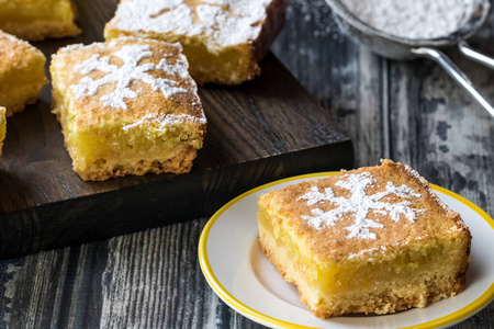 柠檬方块加糖粉.照片